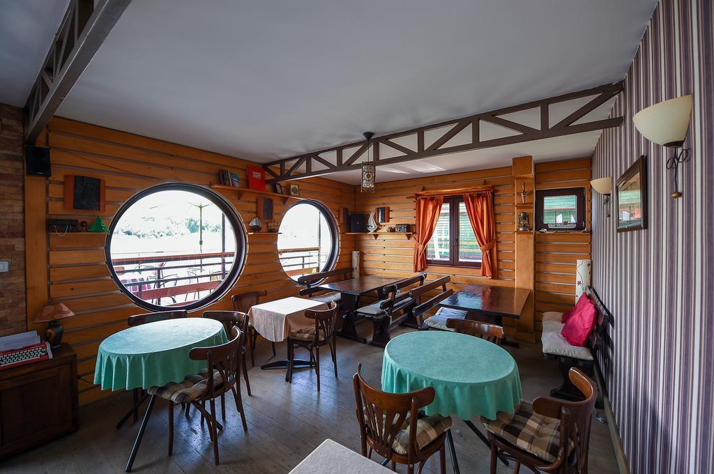 San Art Floating Hostel & Apartments Belgrade Exterior photo